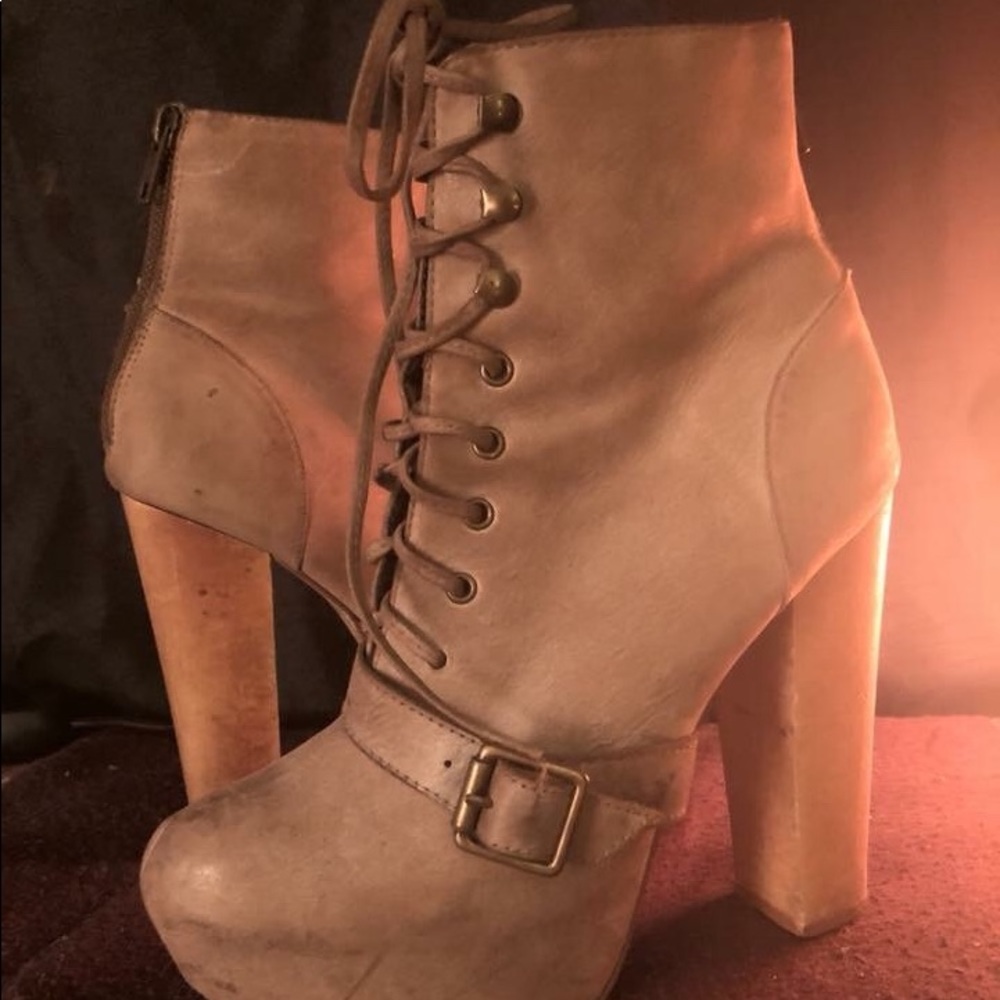 Steve Madden taupe leather booties. Sz 7